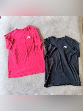 Red and Black Nike T-shirt Youth Size Large